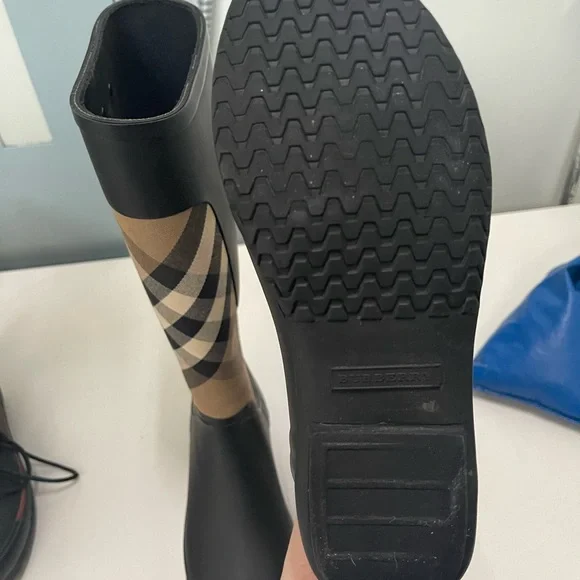 Lightly worn Burberry rain boots! - Picture 7 of 9
